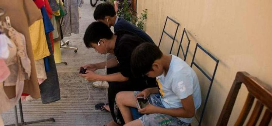 孩子沉迷手机怎么办?电子设备使用规则这样制定最有效